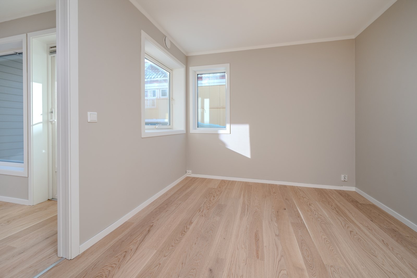 Adkomst via skyvedør fra stuen Galleribilde