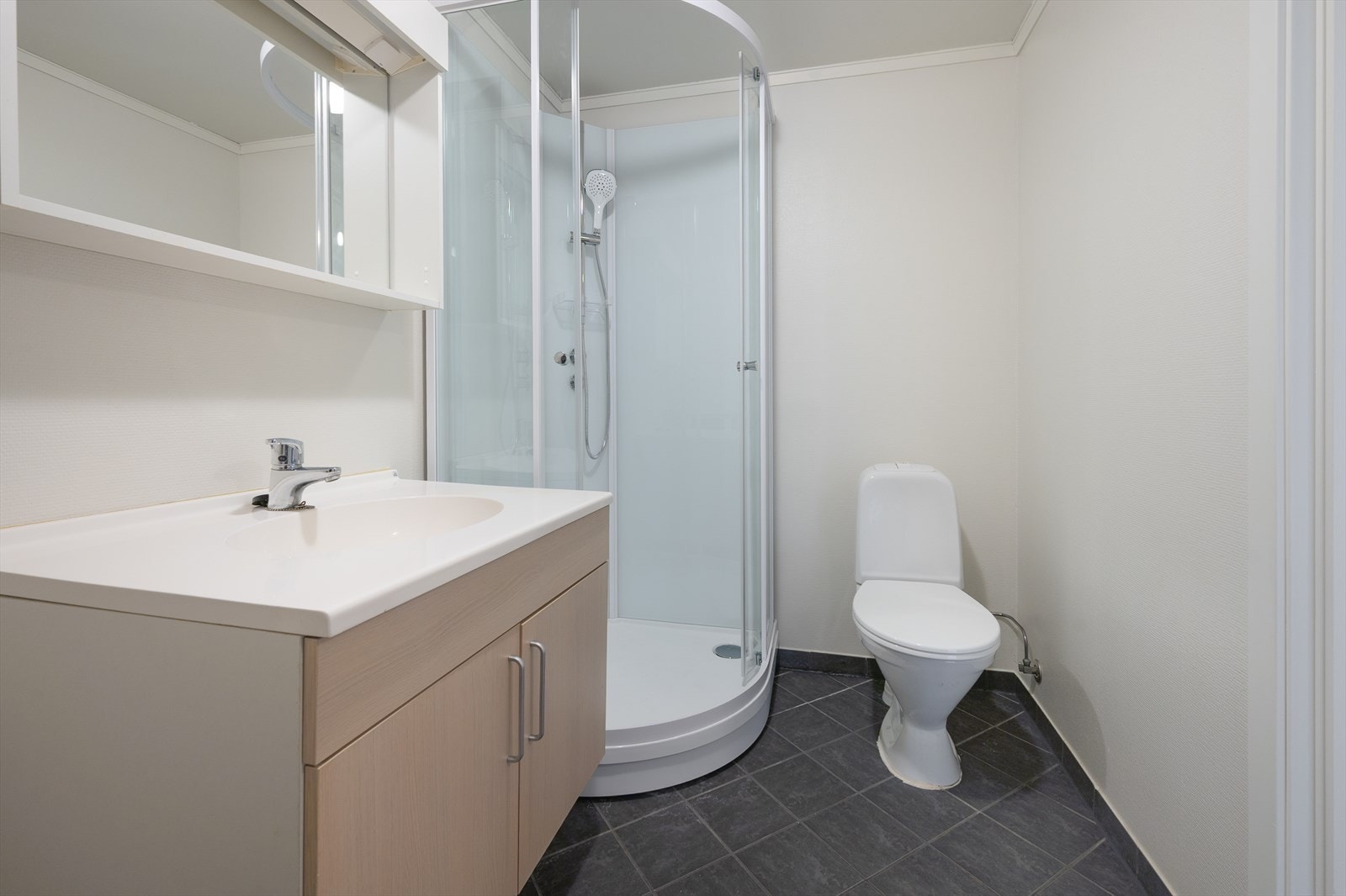 Stilren innredning med helstøpt vask Galleribilde