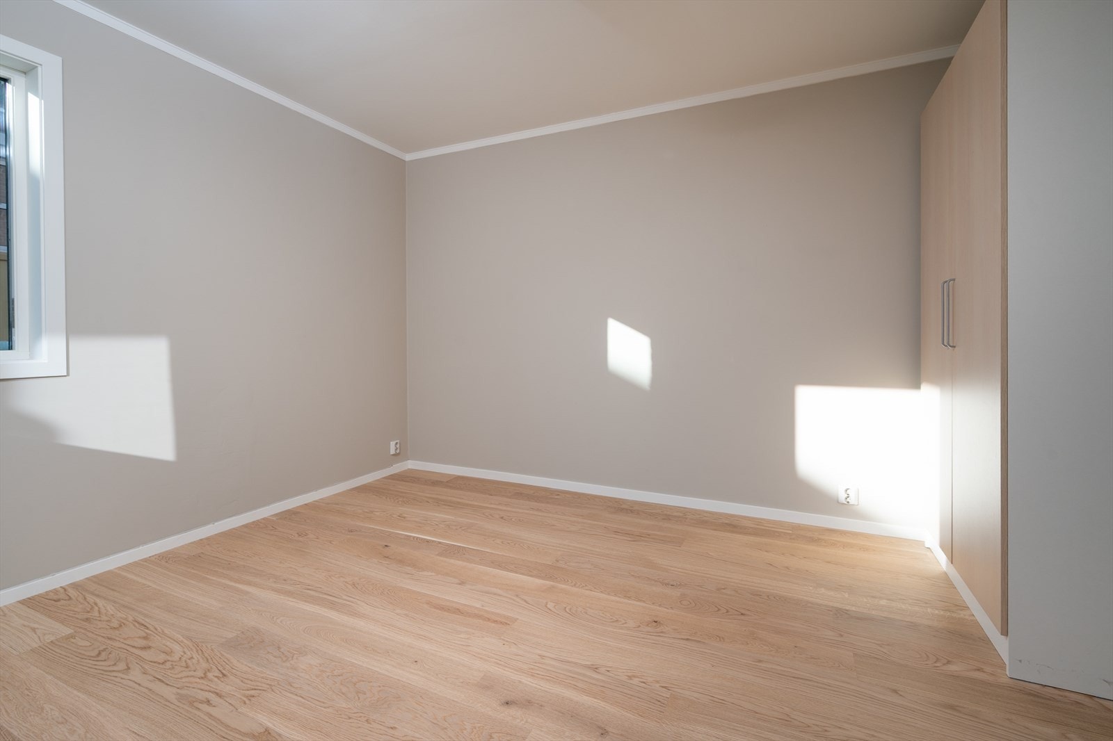 Leiligheten har ett soverom med god størrelse Galleribilde