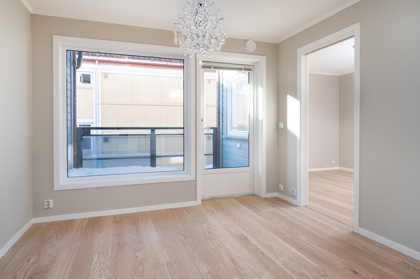 Stort vindu og utgang til skjermet balkong Galleribilde