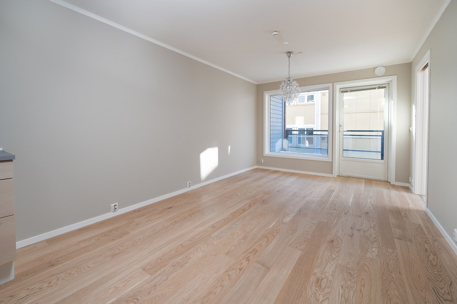 Nyere parkettgulv og malte flater Galleribilde