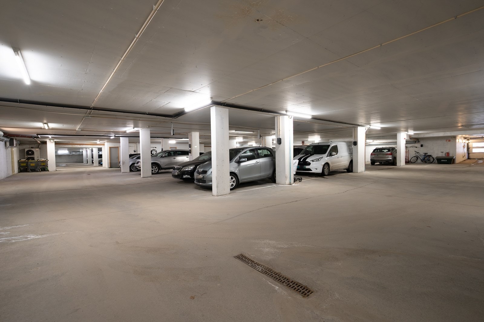 Fast p-plass i lukket garasjeanlegg under torget Galleribilde