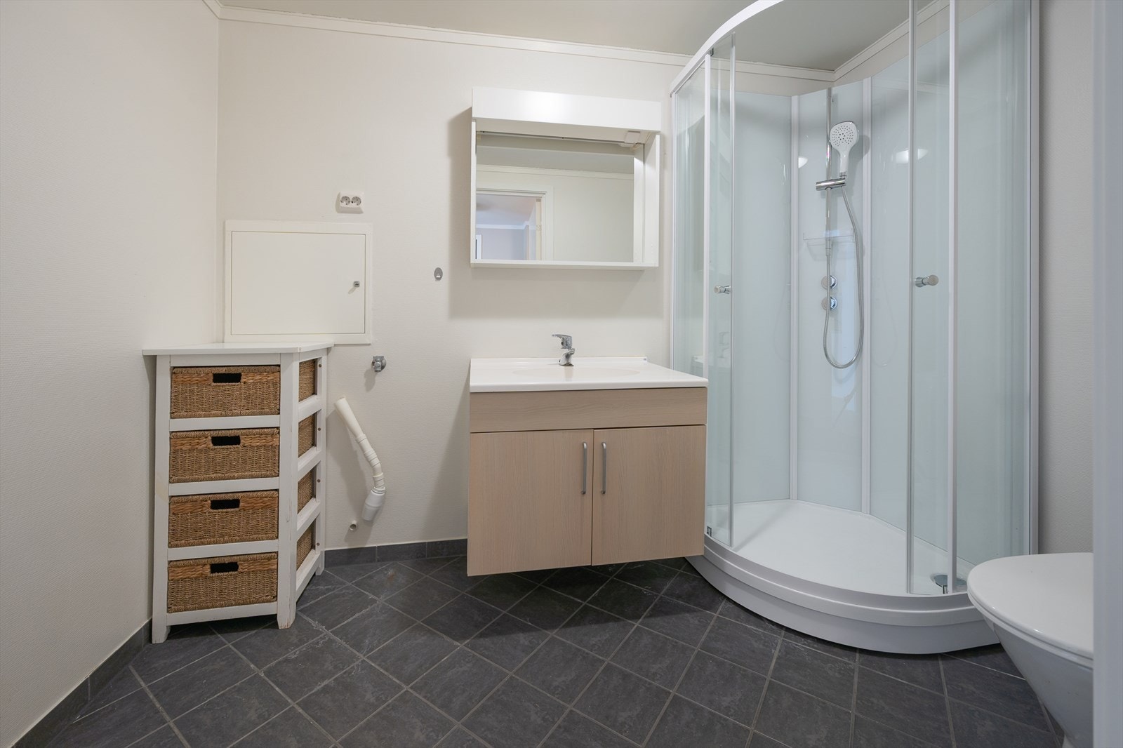 Kombinert bad/vaskerom har flislagt gulv med varmekabler Galleribilde