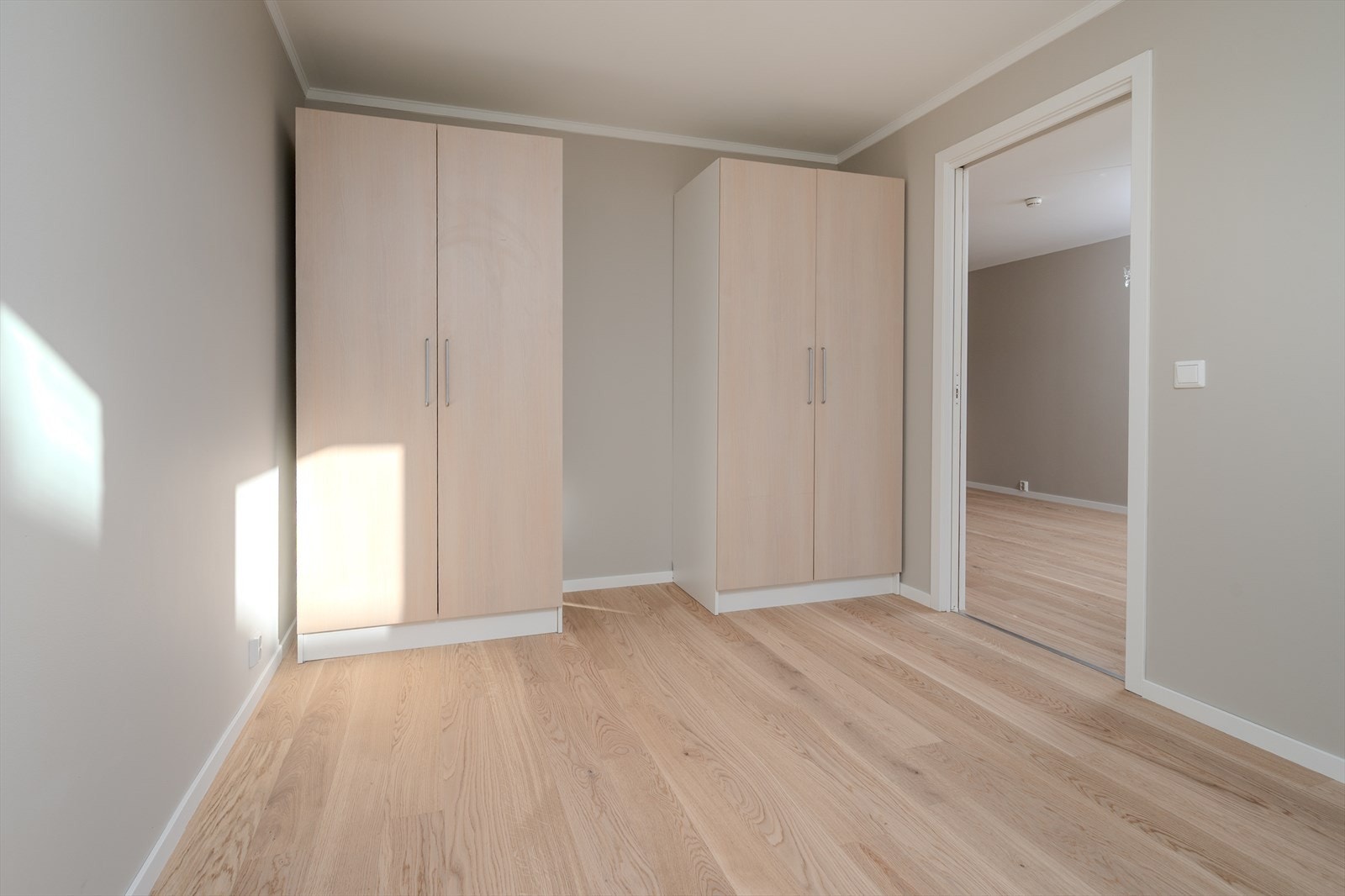 To doble garderobeskap Galleribilde