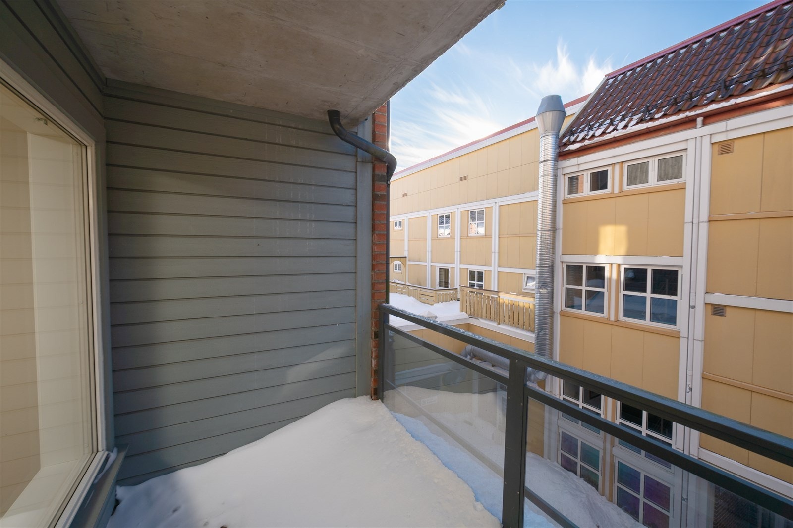 Lun, takoverbygd balkong ut fra stuen Galleribilde