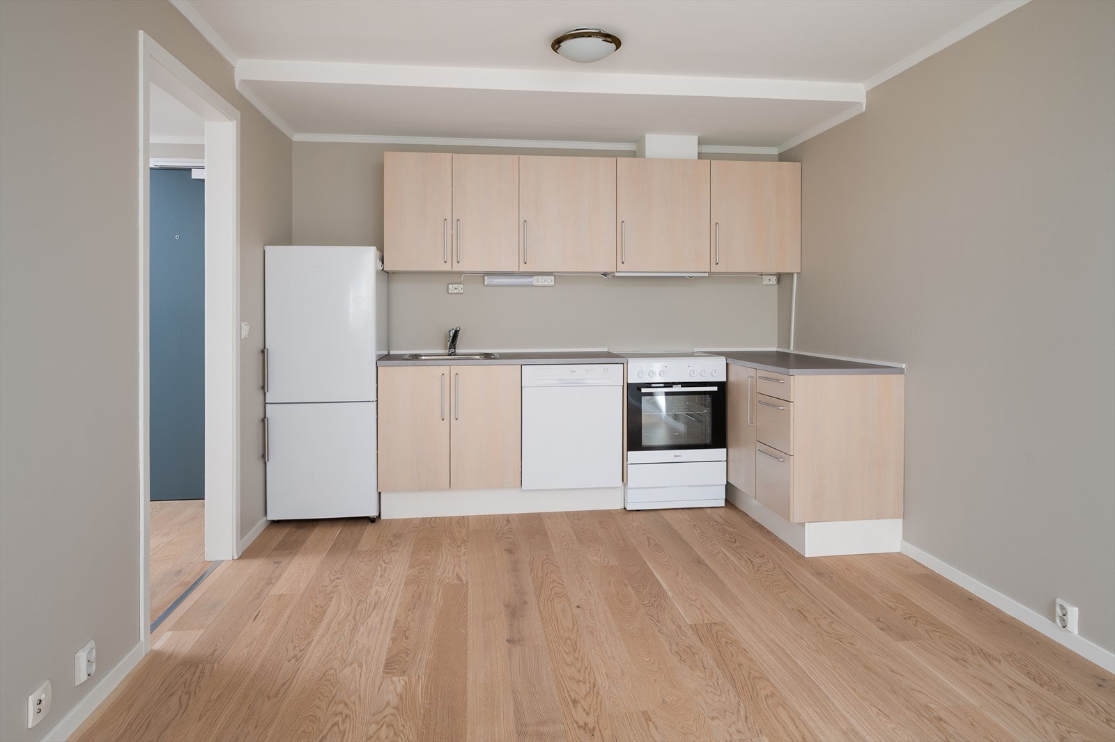 Stilren innredning med laminerte- trefronter og benkeplate Galleribilde