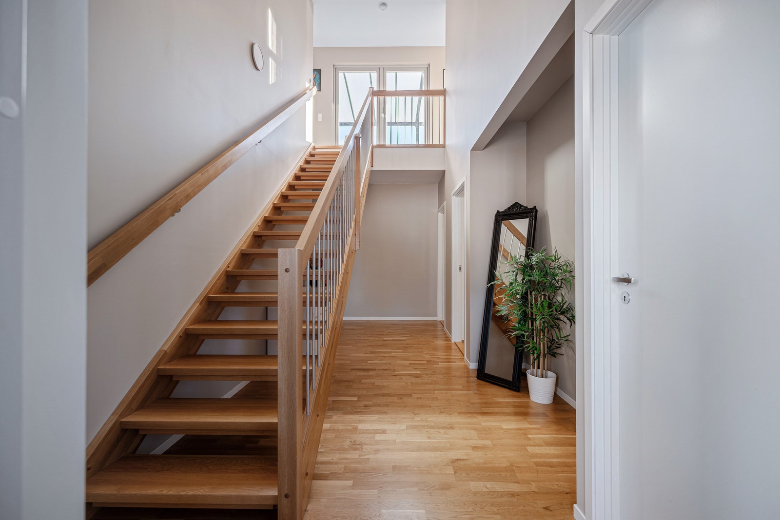 Den innvendige trappen i tre leder deg opp til leilighetens toppetasje. Galleribilde