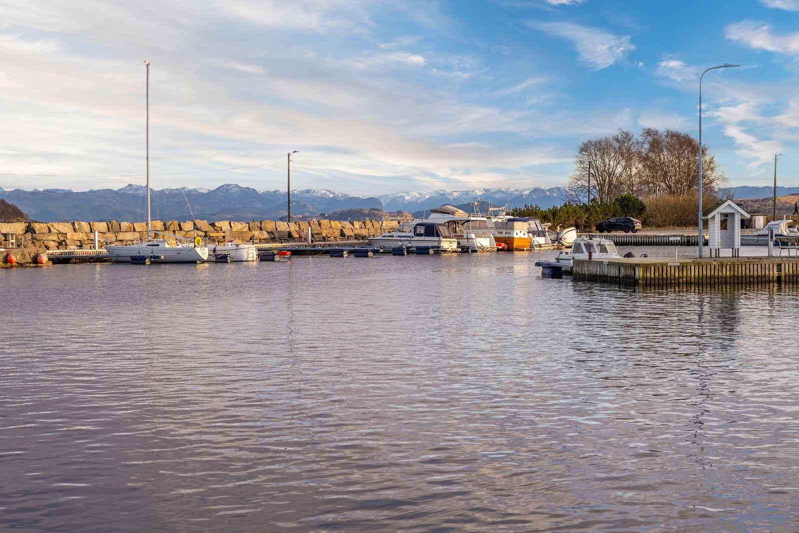 Området. Beliggenheten gir deg landlig ro kombinert med enkel tilgang til bylivet via E39 eller båt. Galleribilde