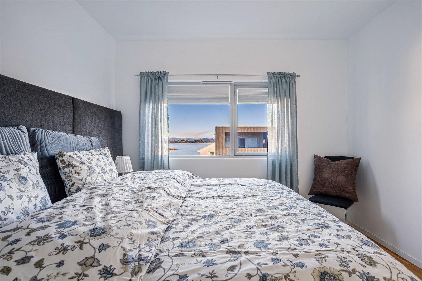 Alle tre soverommene er samlet i andre etasje, adskilt fra de sosiale sonene. Galleribilde