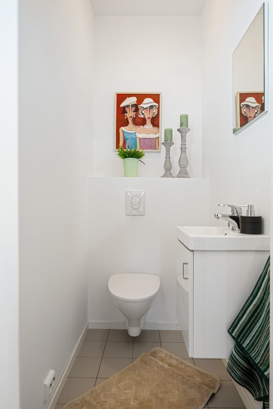 I tillegg til badet har etasjen et separat toalettrom med servant. Galleribilde