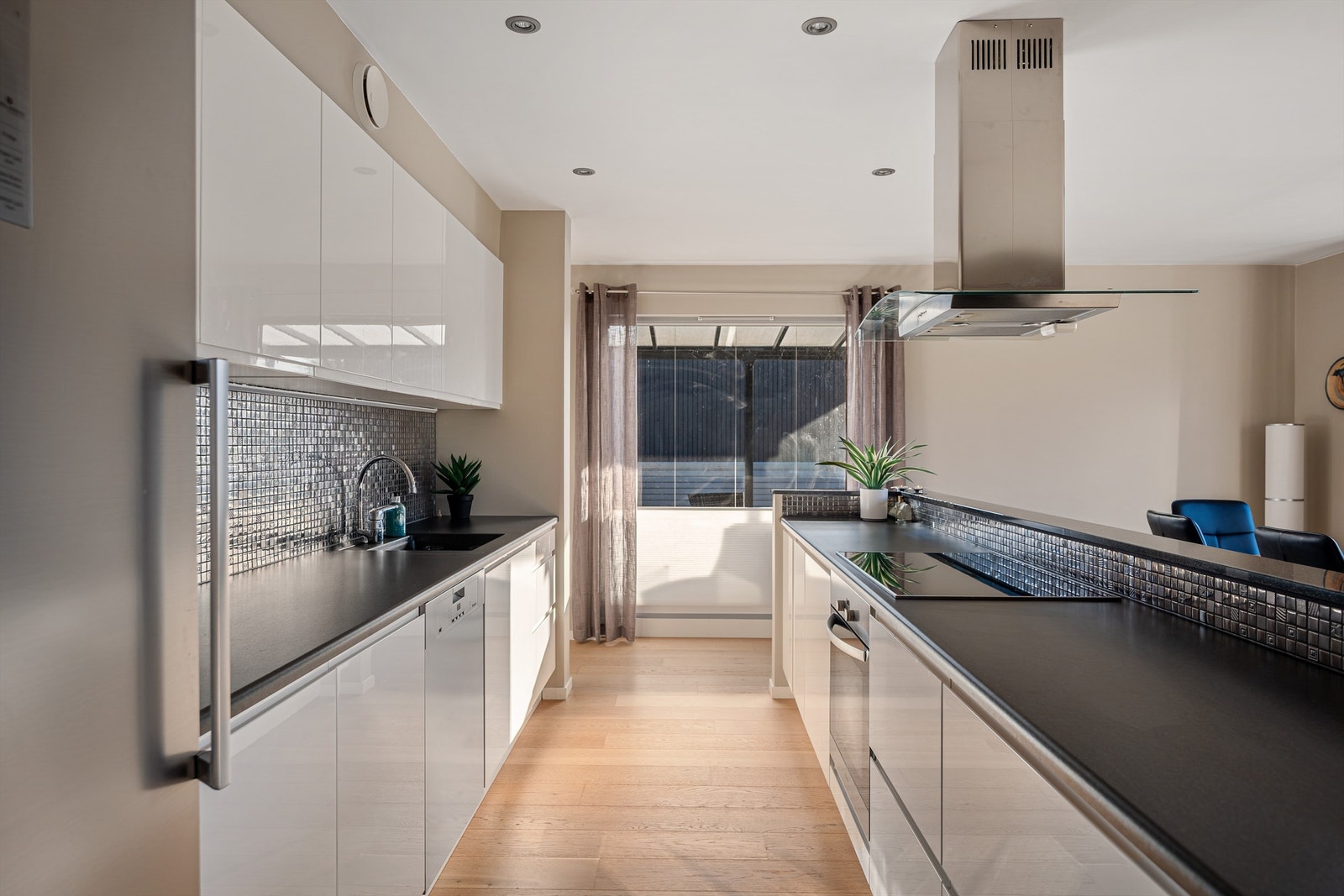 Kjøkkenet er utstyrt med integrert stekeovn, platetopp og oppvaskmaskin. Galleribilde