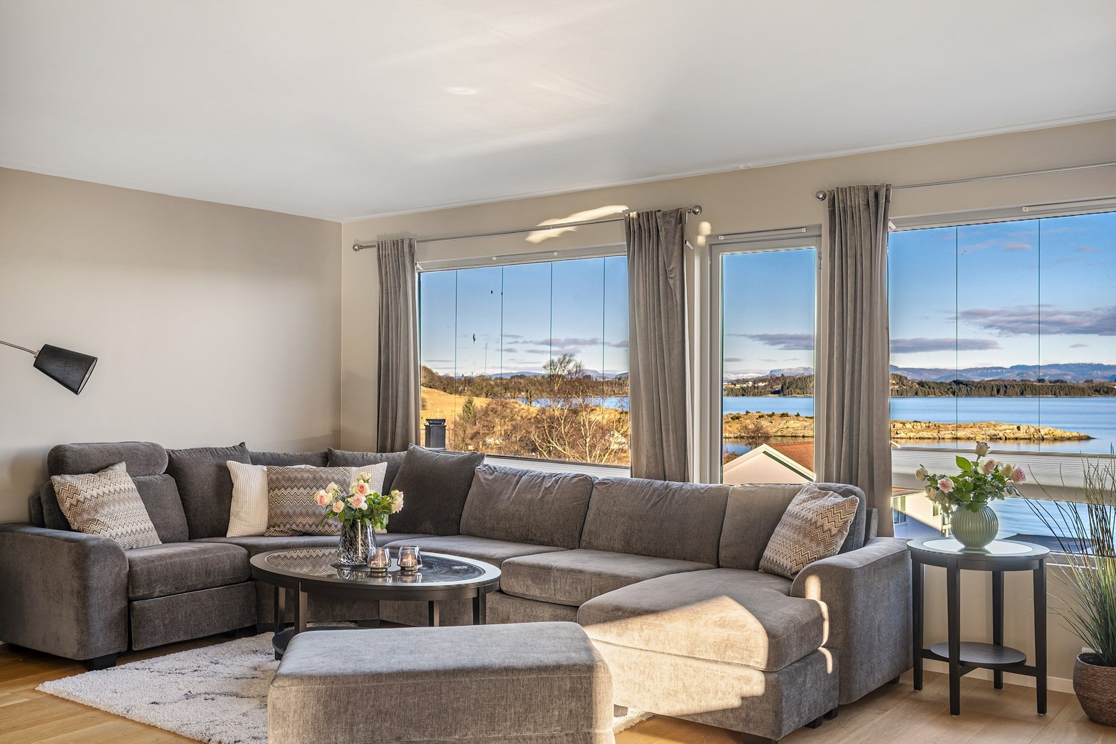 Fra stuen er det direkte utgang til den store takterrassen. Galleribilde