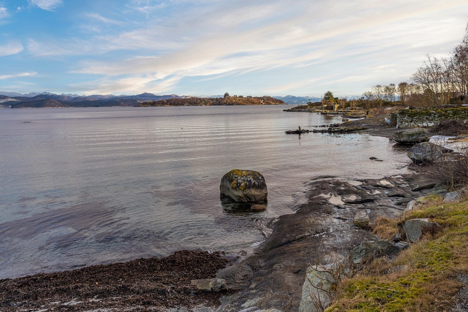 Øyas flotte kystlinje byr på gode muligheter for både fiske og bading. Galleribilde