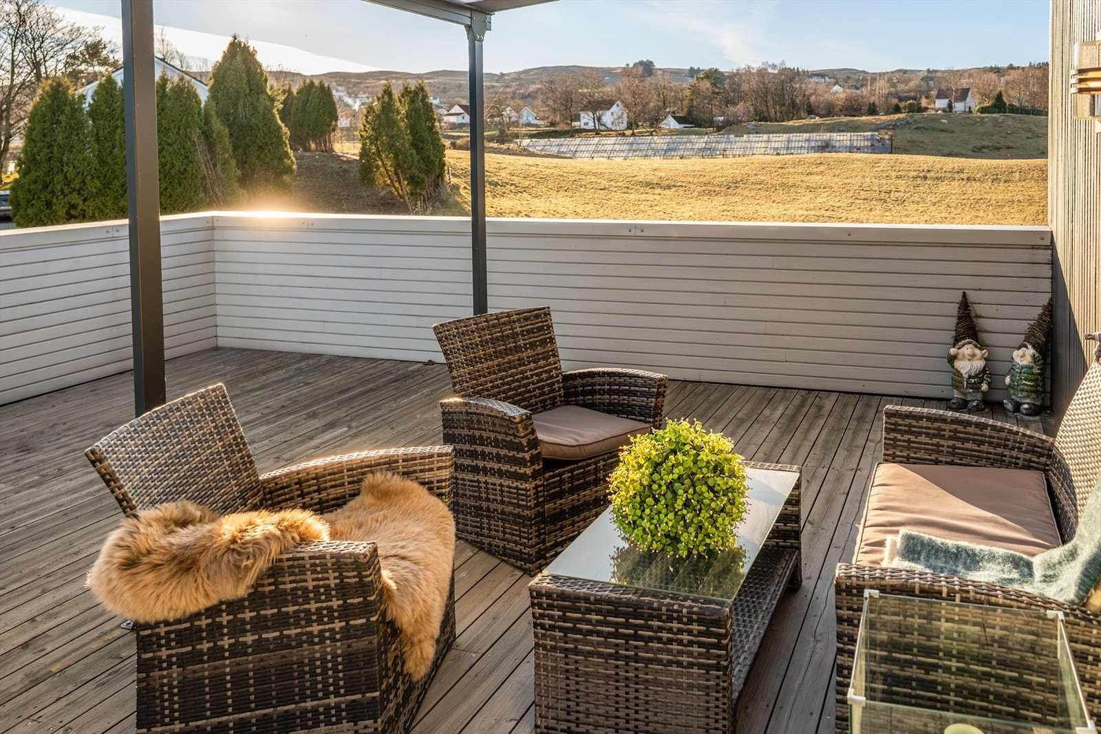 Uteplassen er en forlengelse av stuen og en perfekt arena for sosiale lag. Galleribilde