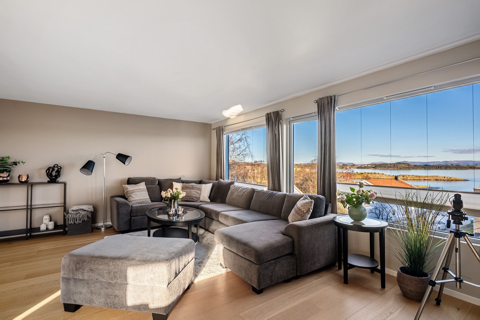 Her er det god plass til en stor sofagruppe og annet møblement. Galleribilde