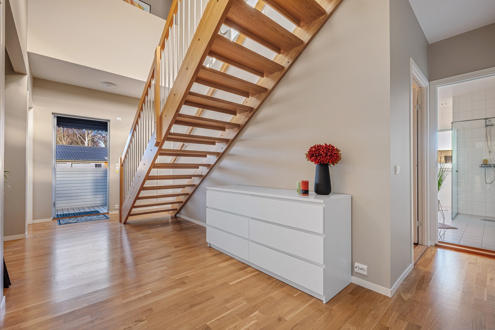 Du ønskes velkommen inn i en romslig entré med parkett på gulv og egen inngang. Galleribilde