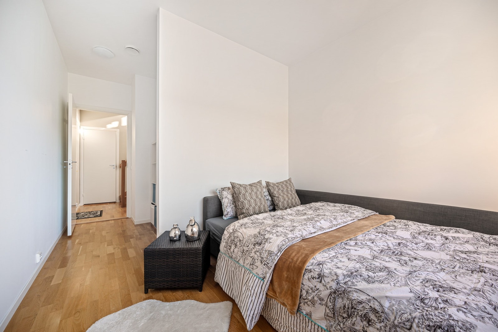 Soverom l er lyst og har en arealeffektiv utforming. Galleribilde