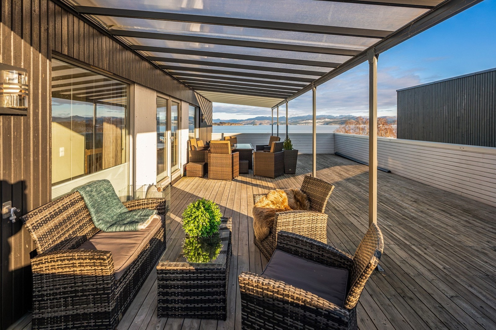 En del av terrassen er overbygd, noe som forlenger brukstiden. Galleribilde