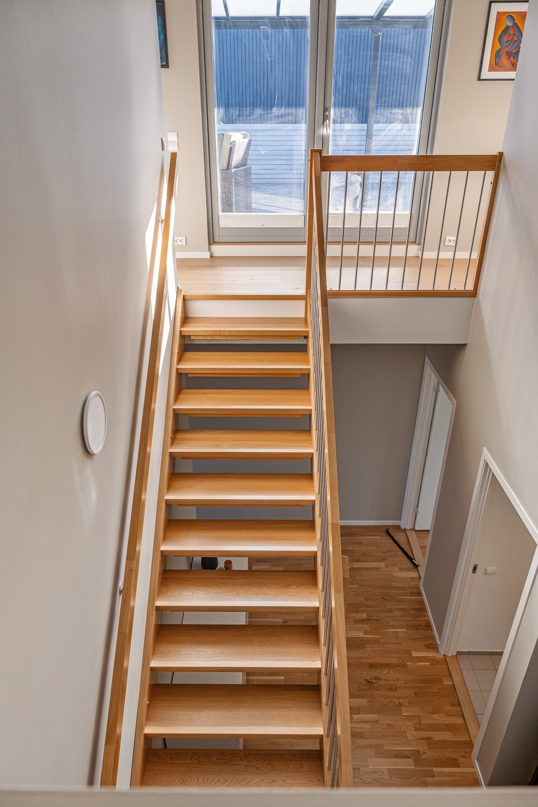 Trappen forbinder de to etasjene og har rekkverk av tre og metall. Galleribilde