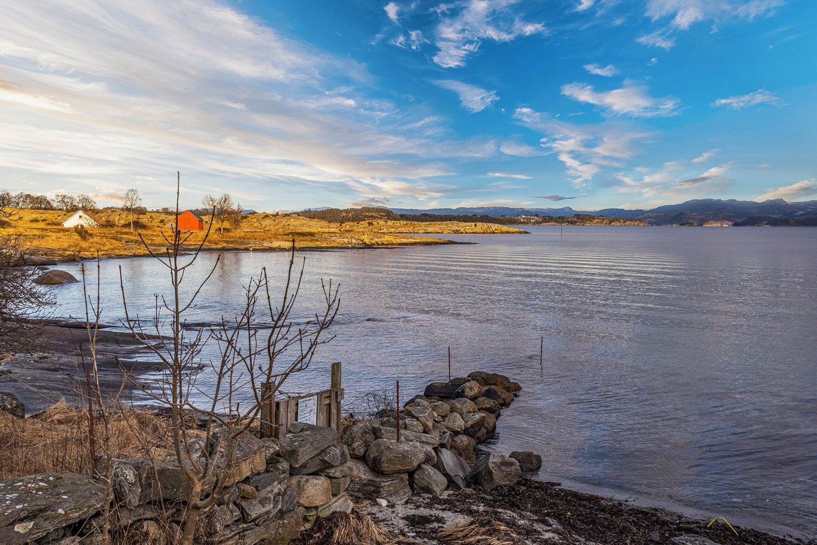 Her kan du gå tur langs sjøen og på svabergene og se på soloppgangen. Galleribilde