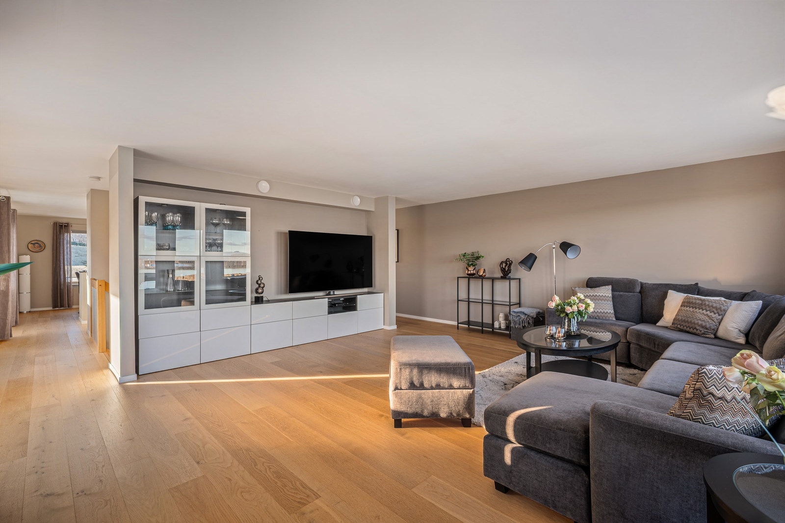 Gjennomgående parkett på gulv binder sonene sammen. Galleribilde