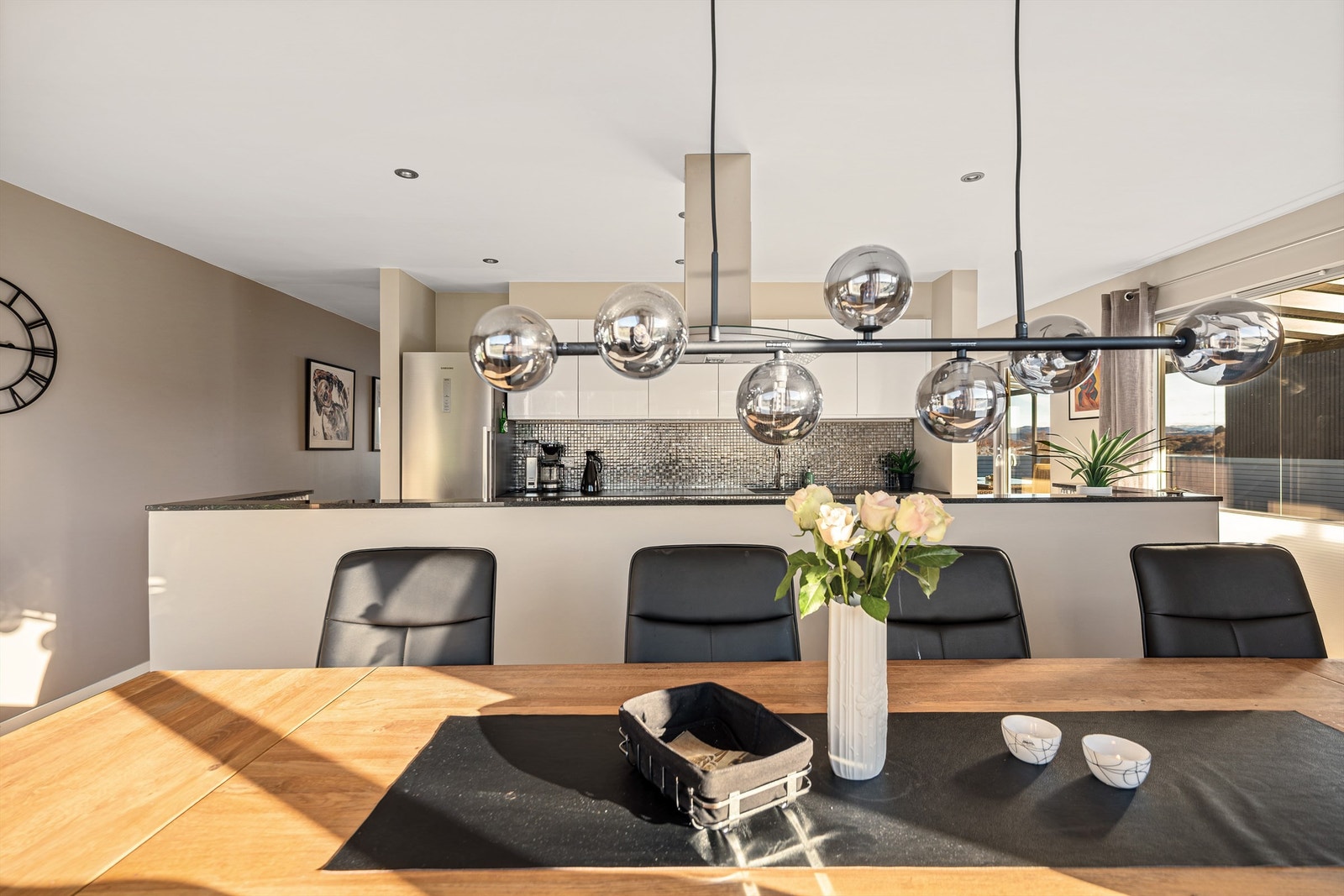 Den åpne løsningen gir en god romfølelse og flyt mellom sonene. Galleribilde