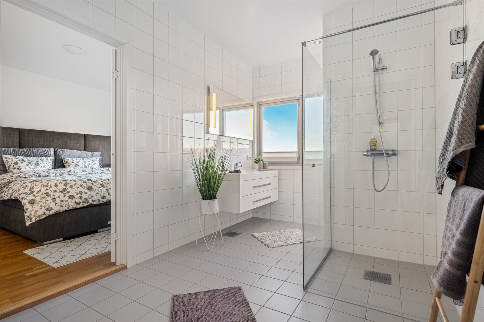 Badet har en praktisk plassering i tilknytning til hovedsoverommet. Galleribilde