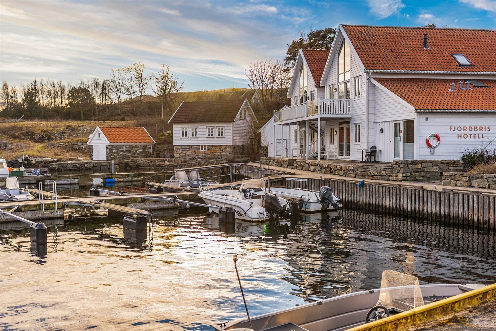 I nærområdet finner du også Fjordbris hotell med kulinariske opplevelser og skreddersydde arrangementer. Galleribilde