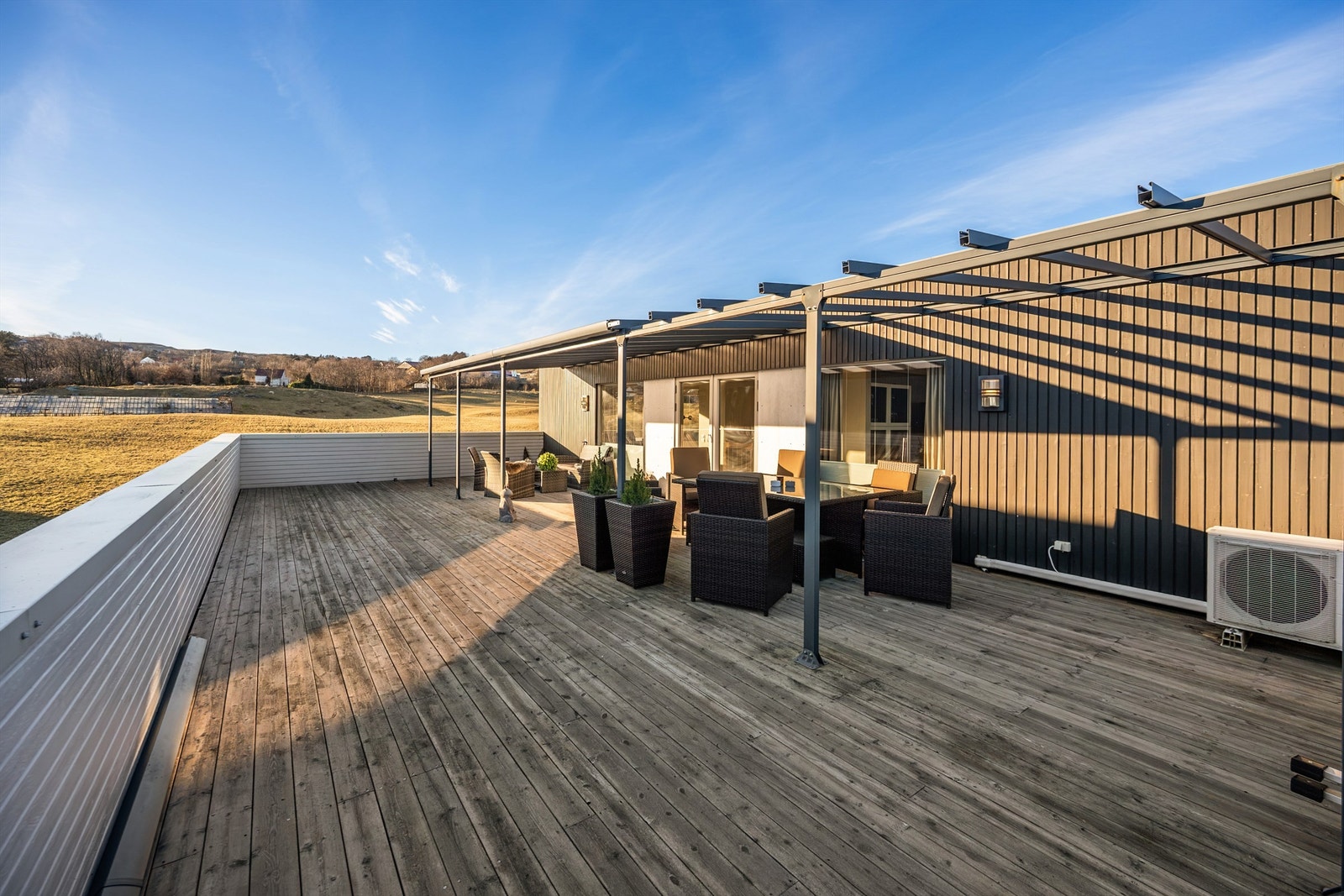 Terrassegulvet er belagt med terrassebord i tre. Galleribilde