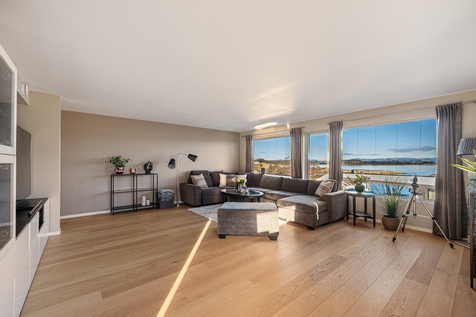 Leiligheten har en åpen stue- og kjøkkenløsning med en flott utsikt over landskapet. Galleribilde