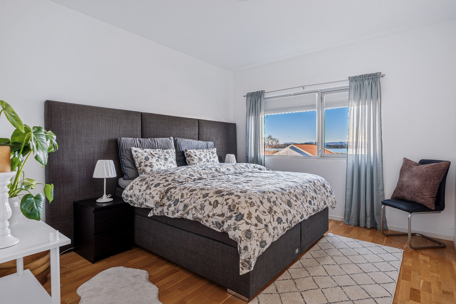 Hovedsoverommet er romslig og har direkte tilgang til et praktisk walk-in closet. Galleribilde