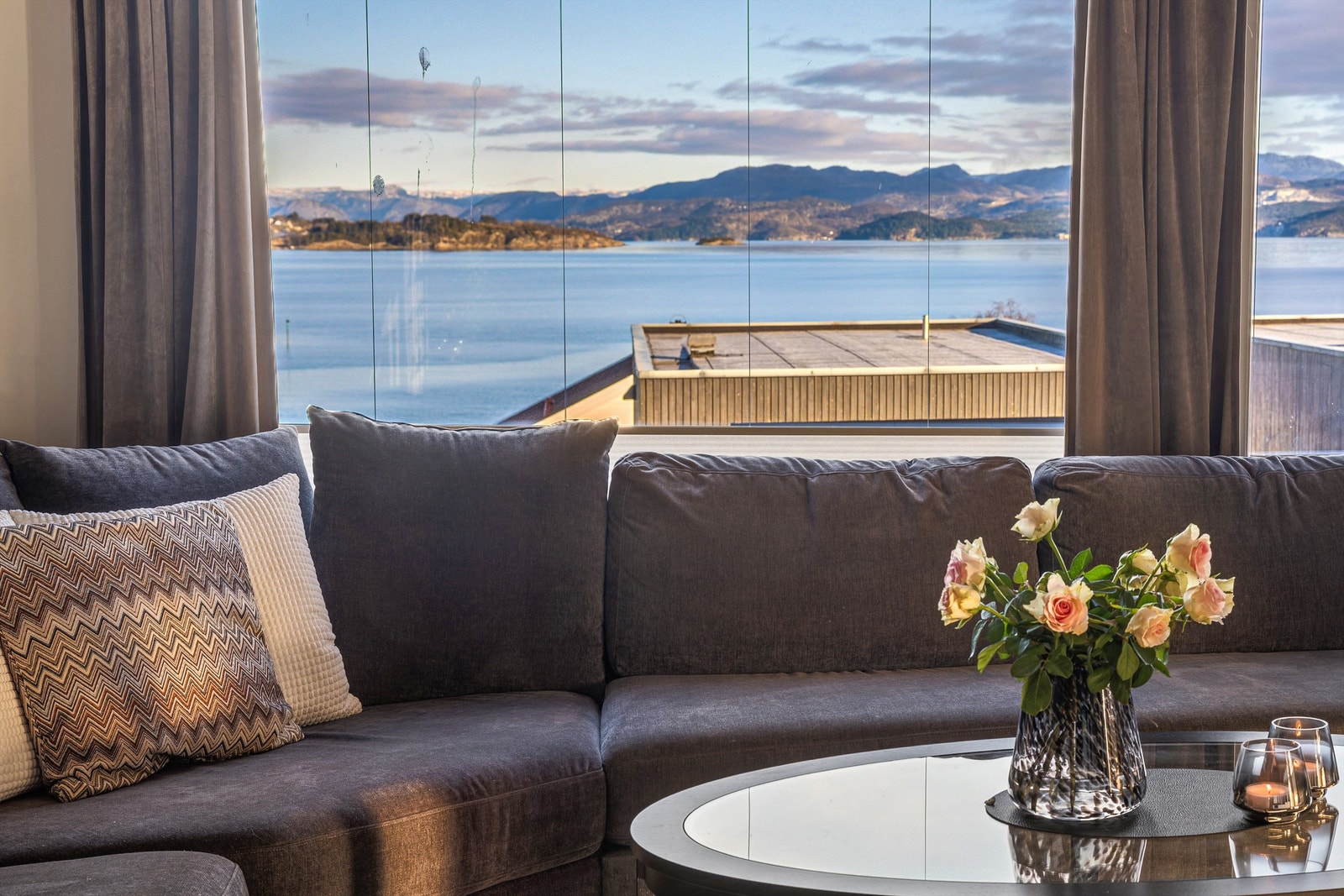 Utsikten over sjøen og Ryfylkeøyene er en sentral kvalitet ved boligen. Galleribilde