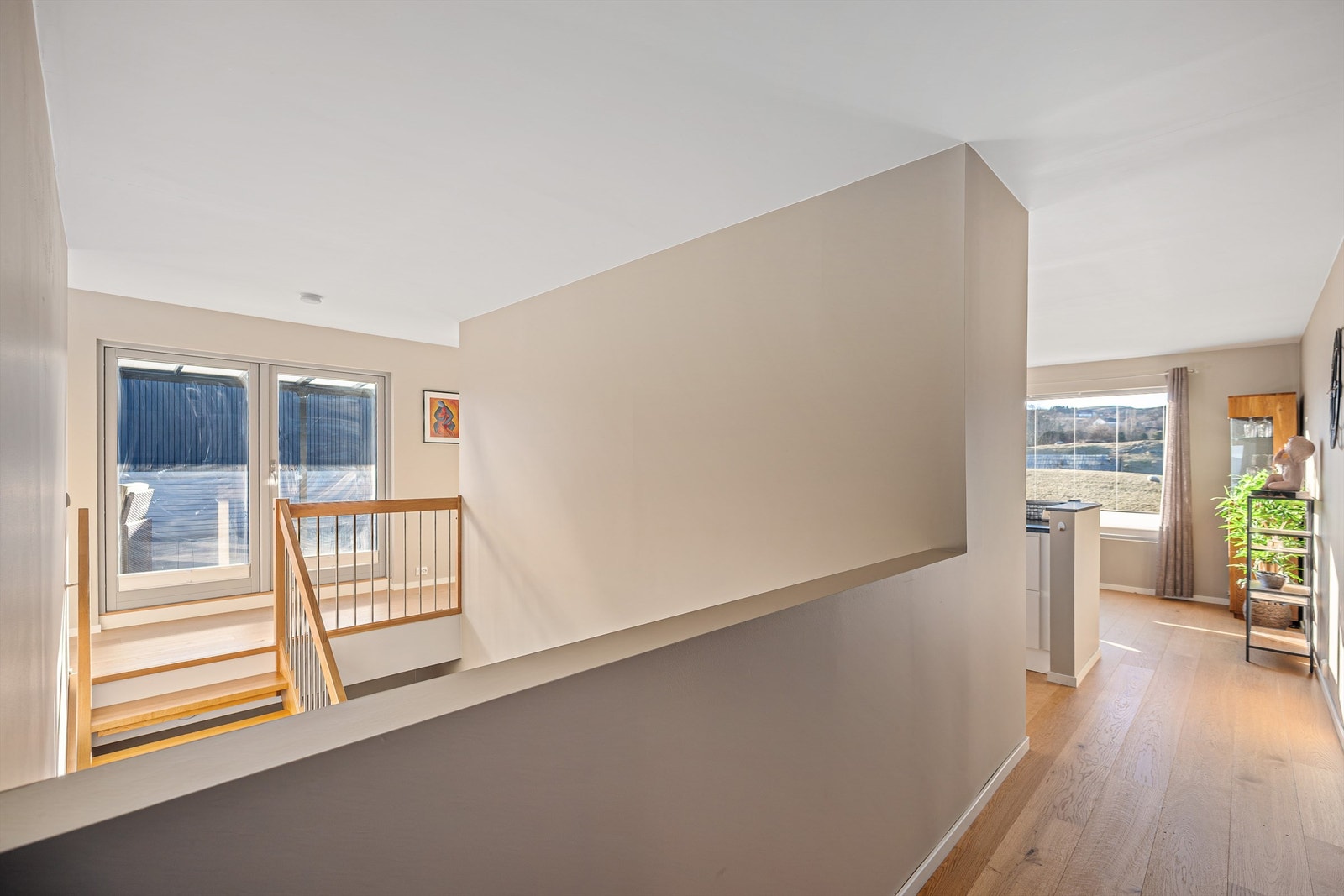 Fra toppen av trappen åpner boligens sosiale sone seg. Galleribilde