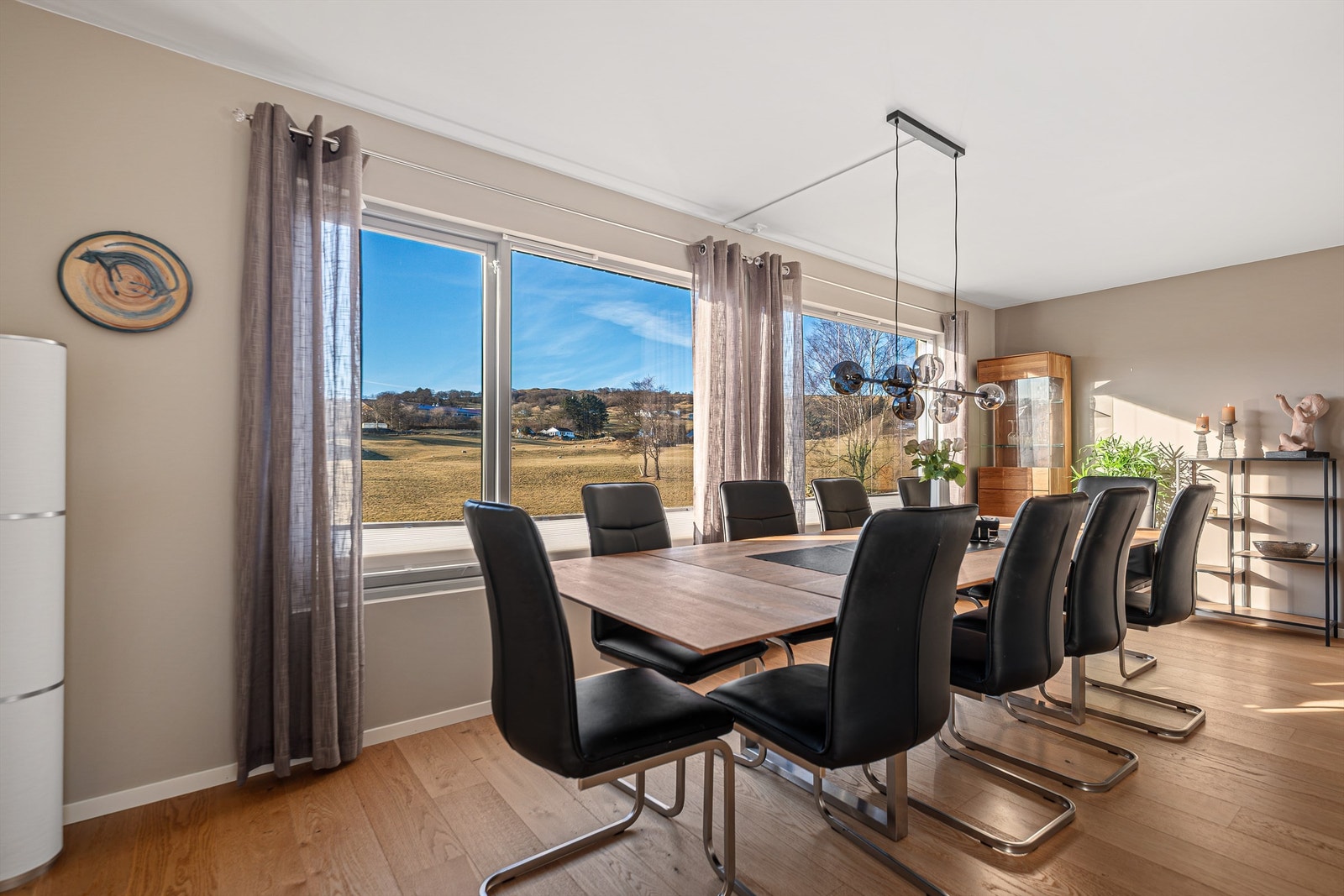 Det er god plass til et langbord for hyggelige middager med familie og venner. Galleribilde