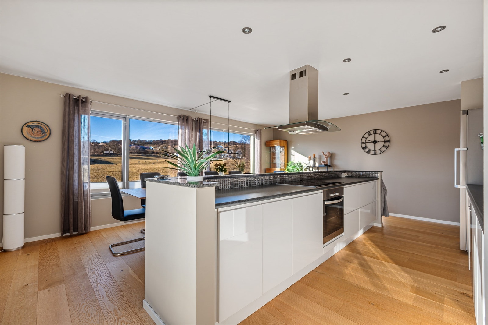 Toppetasjen er boligens sosiale sone, med kjøkkenet sentralt plassert for samvær. Galleribilde