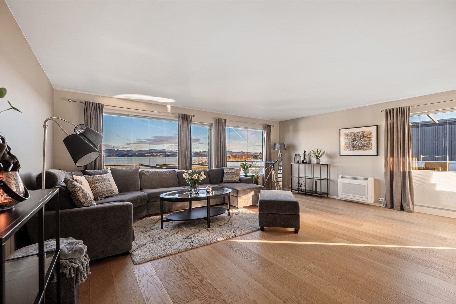 Stuen er romslig, med store vindusflater som gir godt med lys. Galleribilde