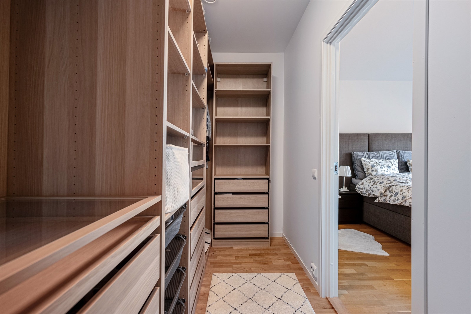 Et eget walk-in closet gir rikelig med oppbevaringsplass for klær og tilbehør. Galleribilde