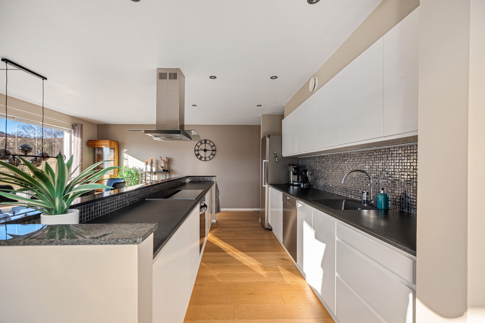 Kjøkkeninnredningen fra Aubo har glatte fronter og laminat benkeplate. Galleribilde