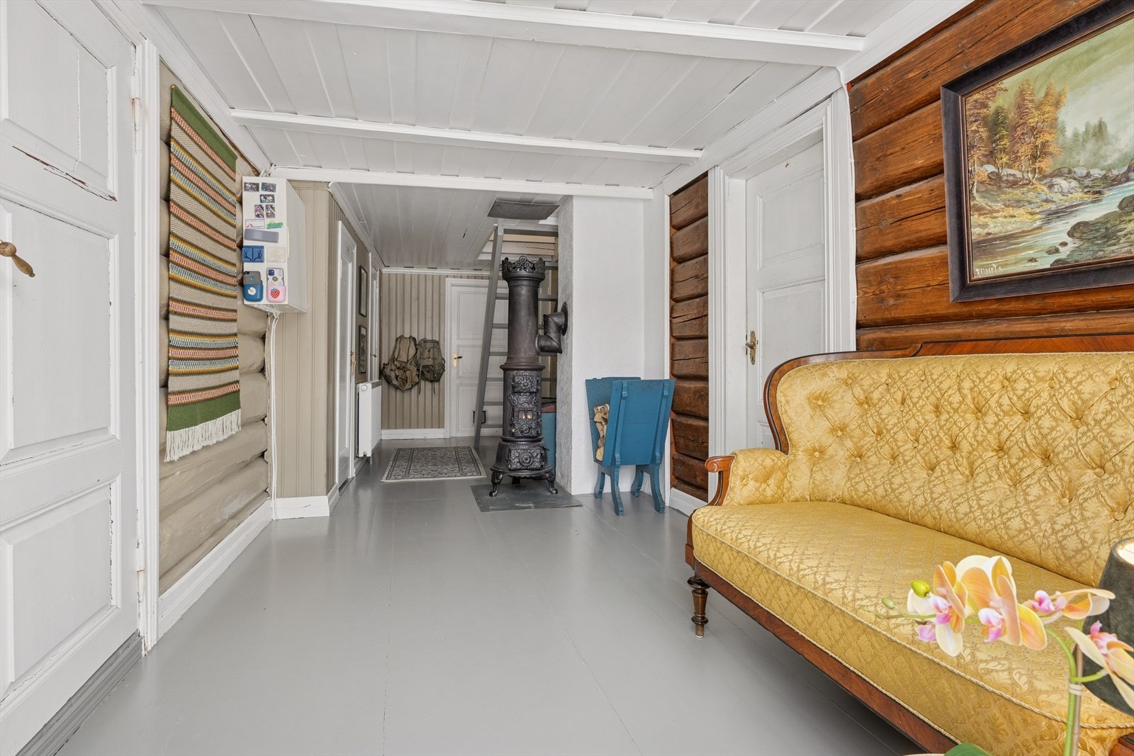 Gang med laftede vegger og pen eldre vedovn Galleribilde