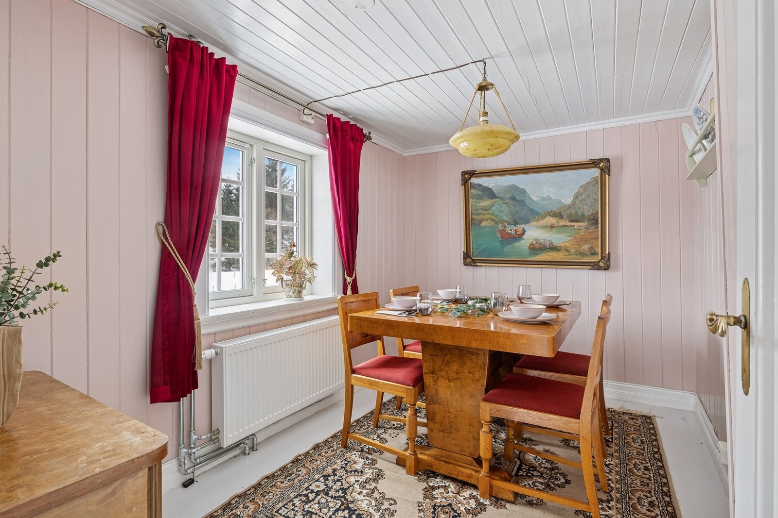 Stue - spisestue innenfor kjøkkenet Galleribilde