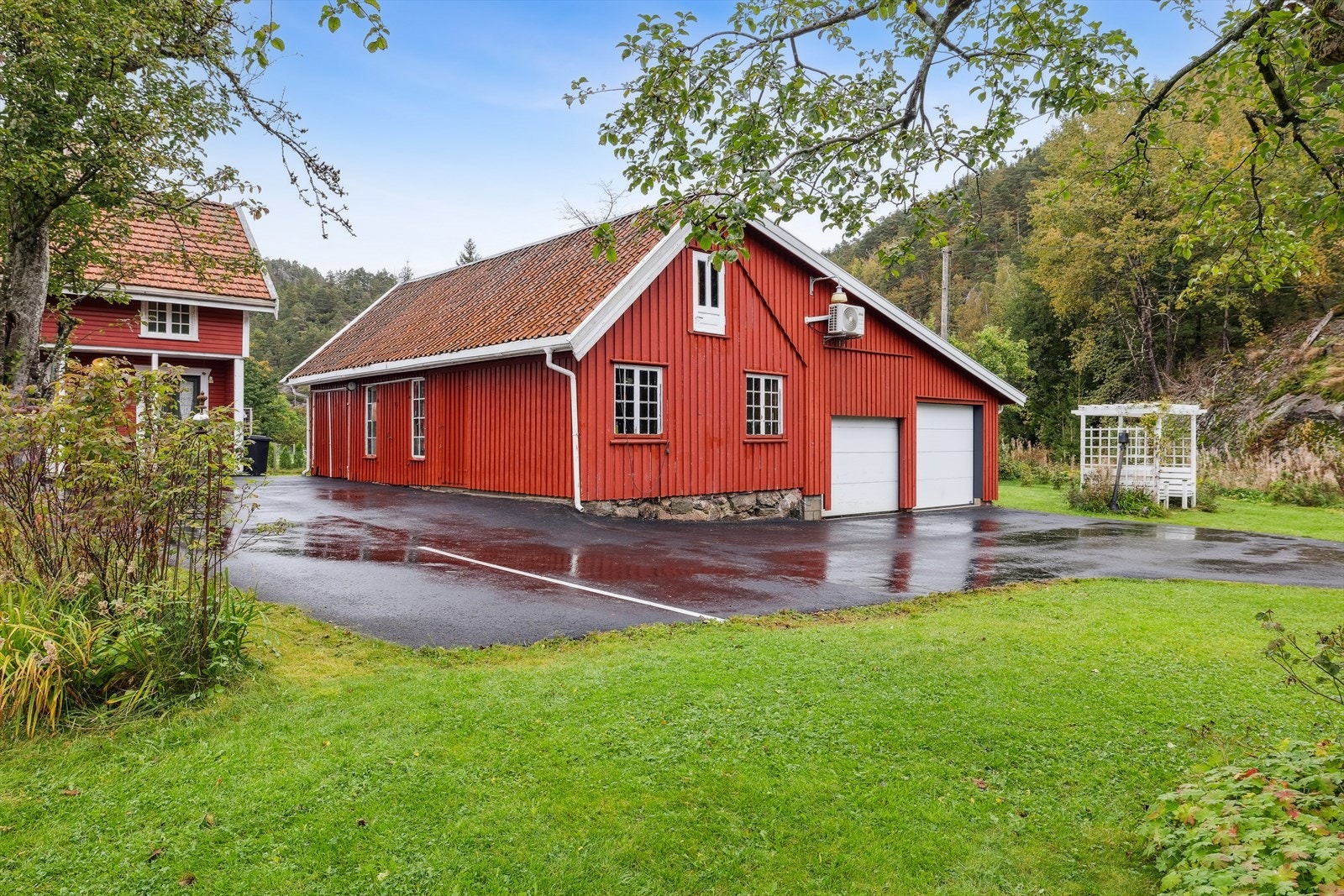 Uteområde - stor tomt på ca 3,5 mål Galleribilde