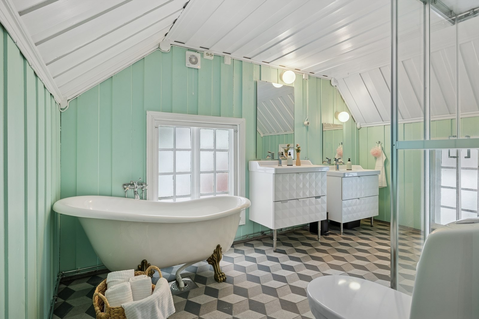 Baderom 2. etg som er oppgradert med nyere belegg Galleribilde