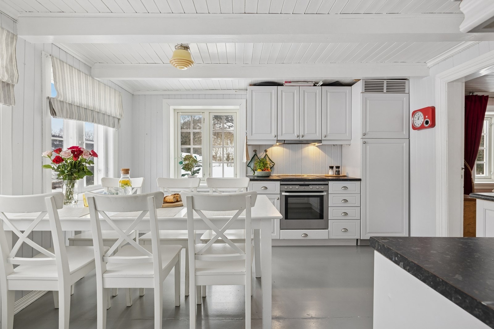 Kjøkken - romslig kjøkken med god plass til spisebord og godt utsyn til tomten Galleribilde