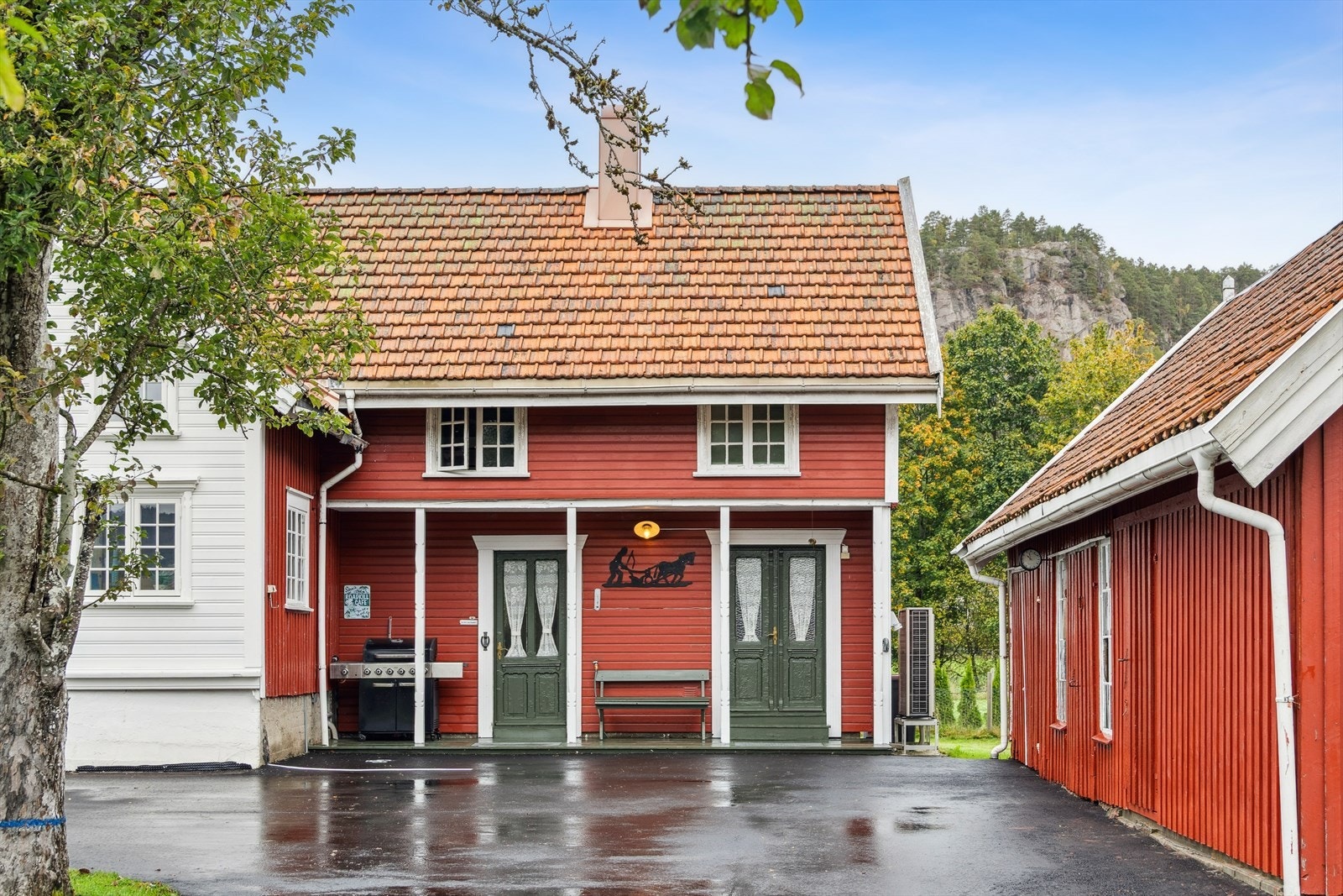 Boligen er påbygd og i tillegg er det uthus med garasje Galleribilde