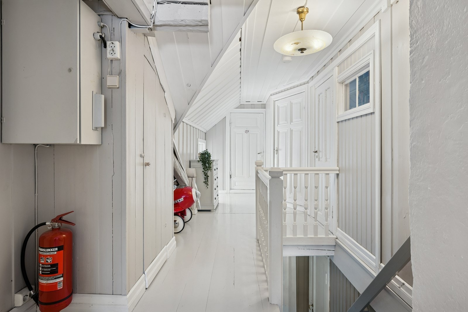 Gang 2. etg. med inngang til alle soverommene Galleribilde