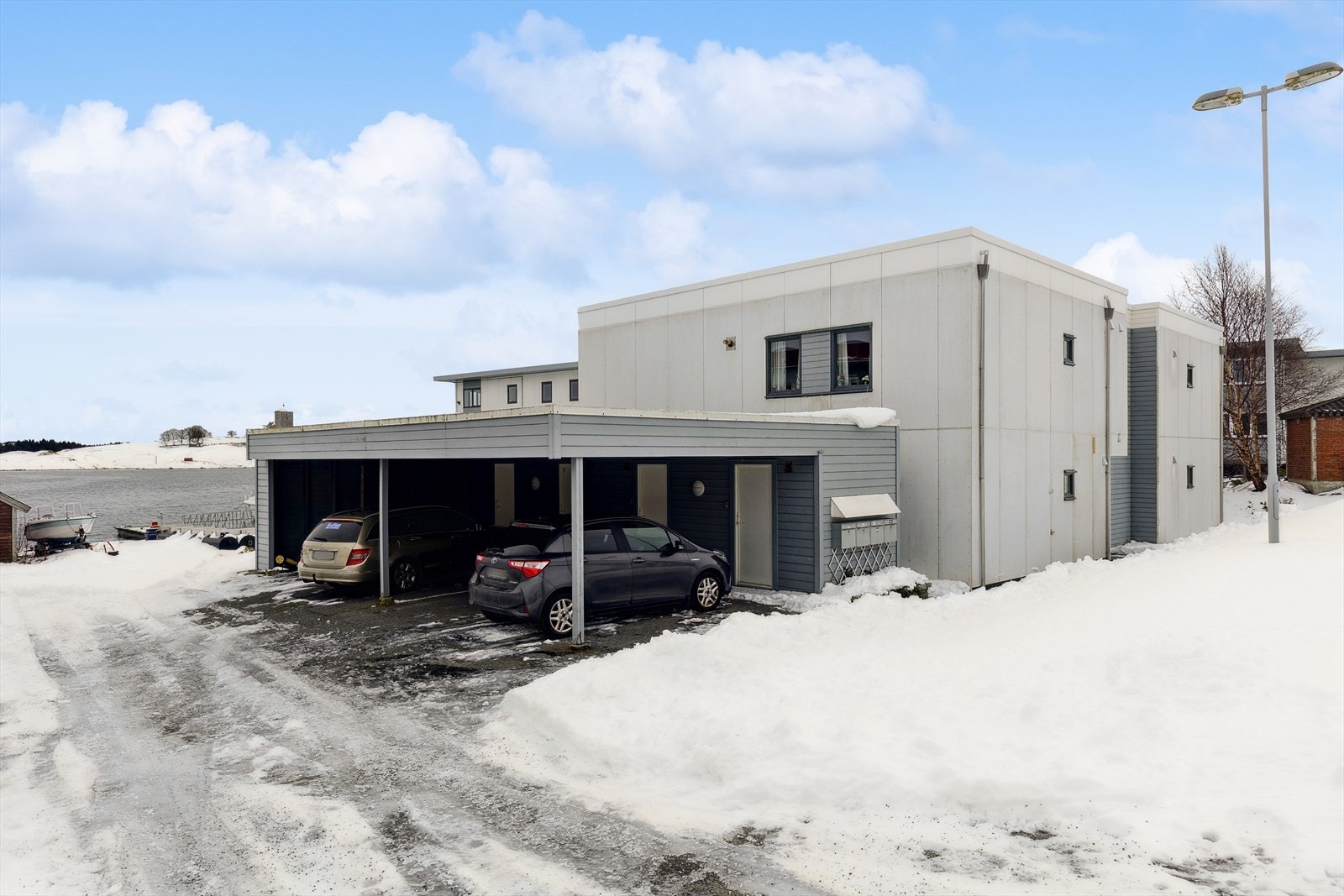 Carport og sportsbod samt gjesteparkering. Galleribilde