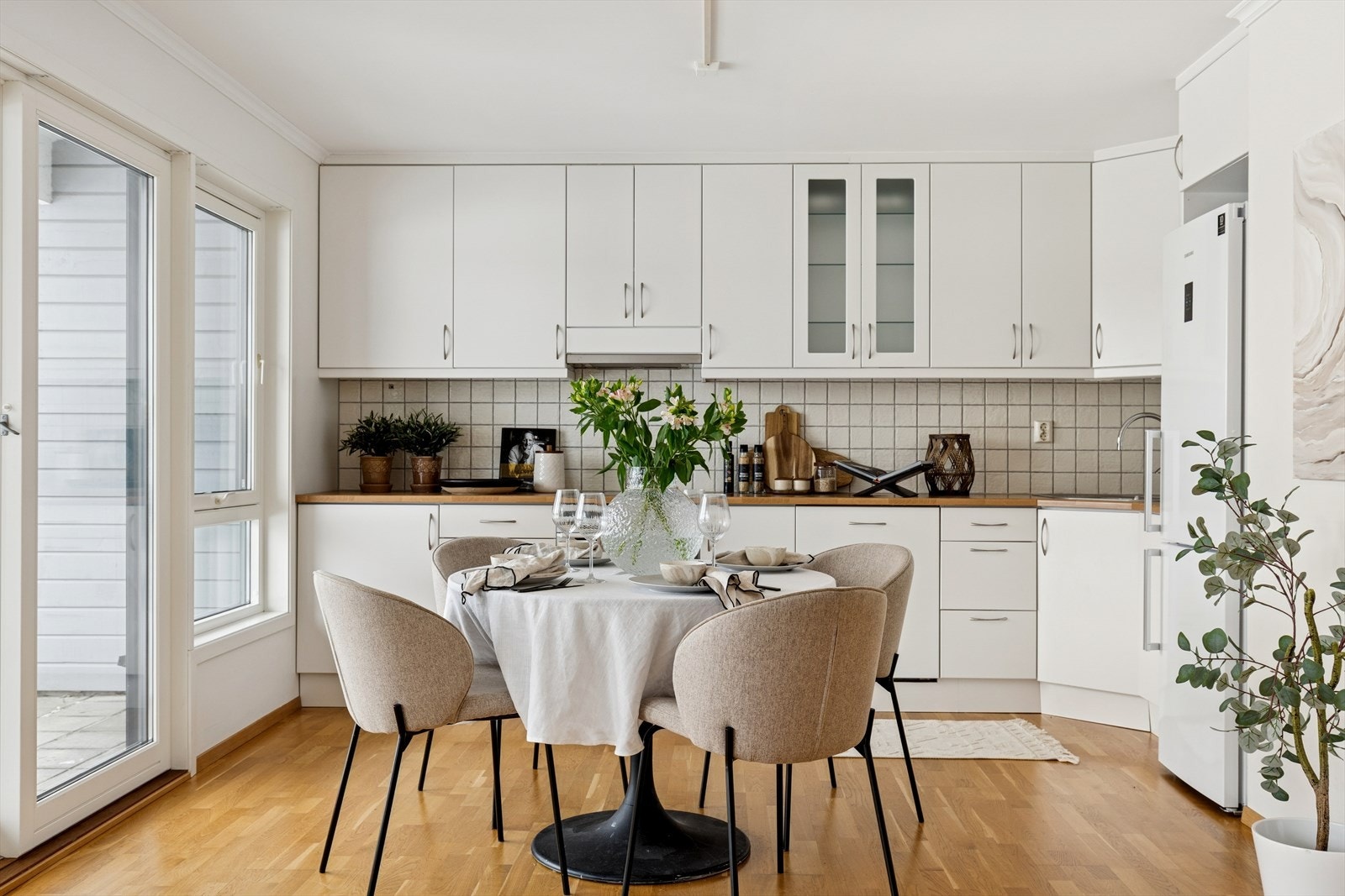 Kjøkken med åpen løsning og utgang til terrasse. Galleribilde