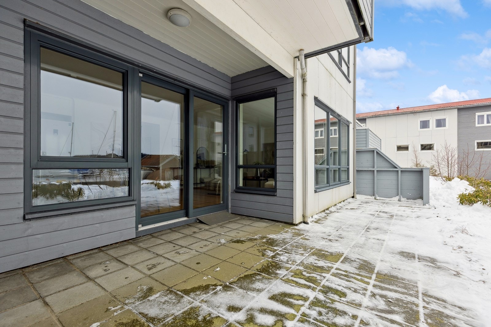 Uteplass med direkte tilkomst fra leiligheten. Galleribilde