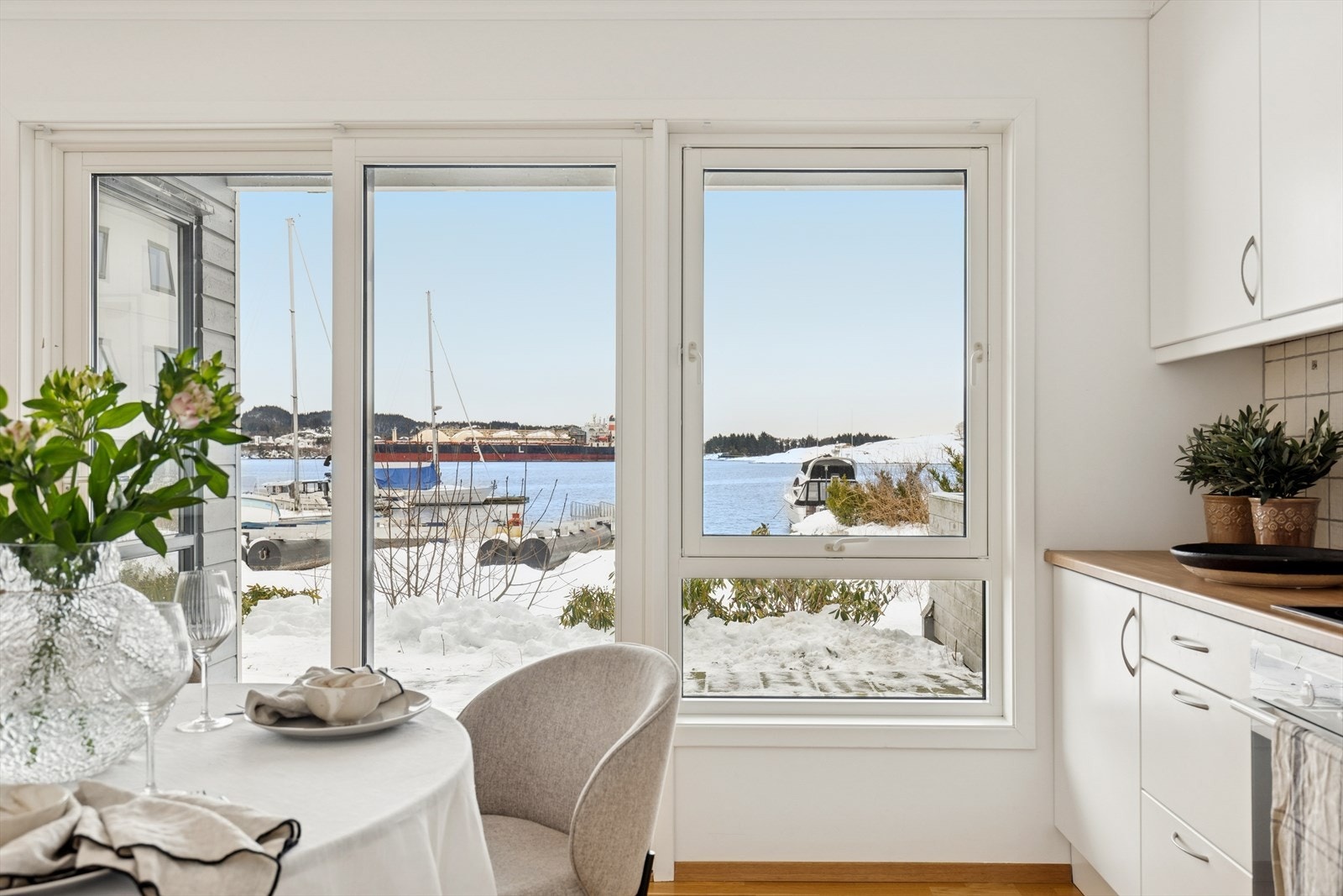 Nydelig utsikt fra spiseplass ved kjøkkenet. Galleribilde