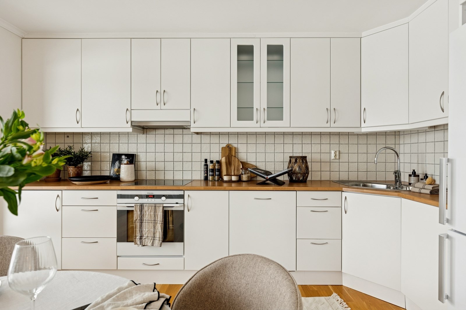 Innholdsrikt kjøkken med god benkeplass. Galleribilde